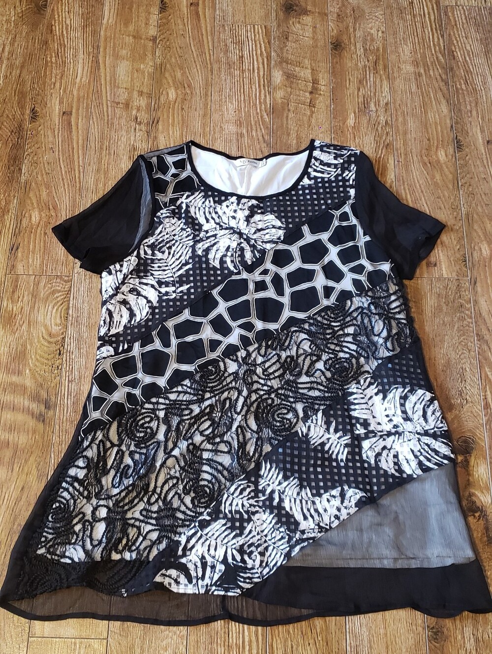 Black & White Mixed-Print Short Sleeve Women's Top